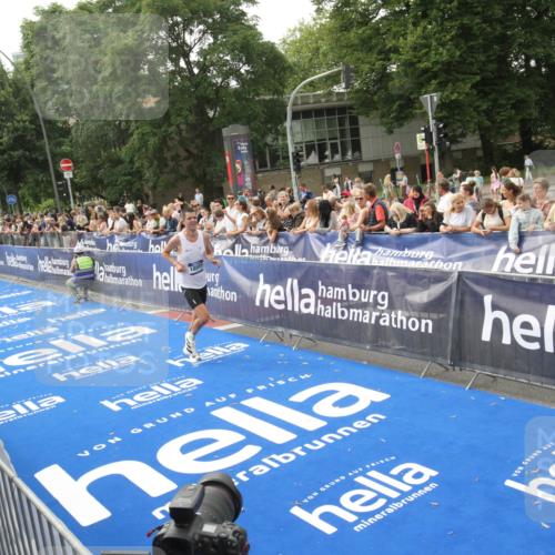 29.06.2025 - hella hamburg halbmarathon Michael Strokosch http://msf.ph/oto/8535675 29.06.2025 10:22:48 Ziel  meine-sportfotos.de