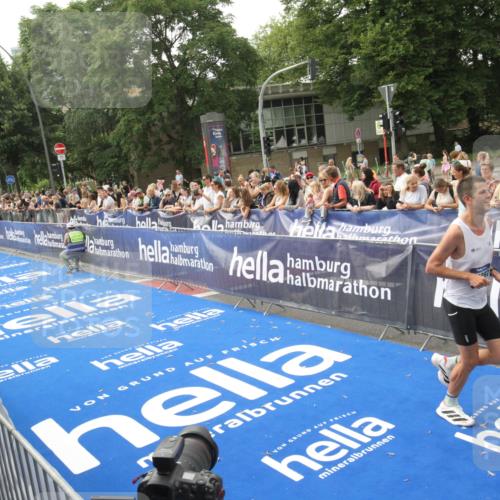 29.06.2025 - hella hamburg halbmarathon Michael Strokosch http://msf.ph/oto/8535681 29.06.2025 10:22:49 Ziel  meine-sportfotos.de
