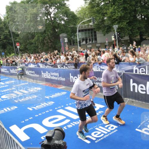 29.06.2025 - hella hamburg halbmarathon Michael Strokosch http://msf.ph/oto/8535683 29.06.2025 10:42:38 Ziel  meine-sportfotos.de
