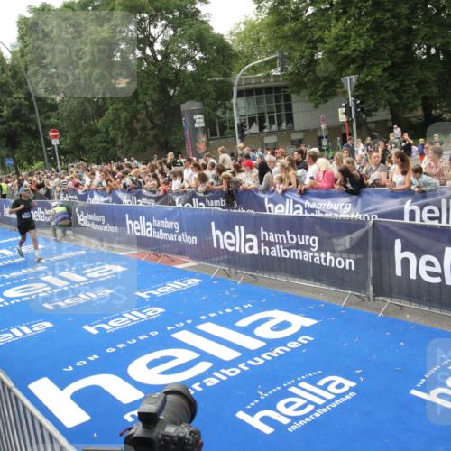 29.06.2025 - hella hamburg halbmarathon Michael Strokosch http://msf.ph/oto/8535685 29.06.2025 10:42:39 Ziel  meine-sportfotos.de