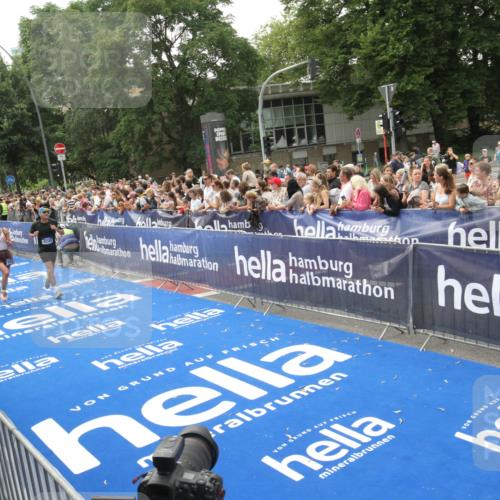 29.06.2025 - hella hamburg halbmarathon Michael Strokosch http://msf.ph/oto/8535688 29.06.2025 10:42:40 Ziel  meine-sportfotos.de