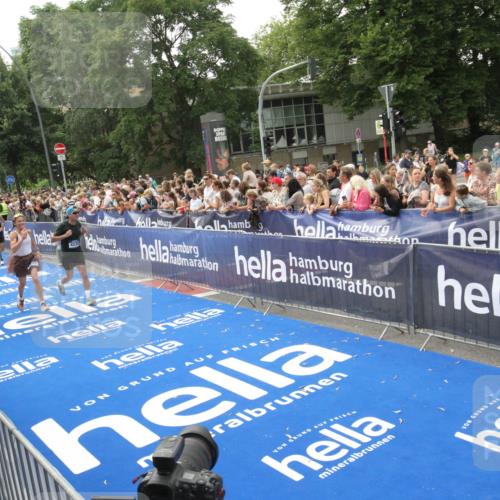 29.06.2025 - hella hamburg halbmarathon Michael Strokosch http://msf.ph/oto/8535690 29.06.2025 10:42:40 Ziel  meine-sportfotos.de