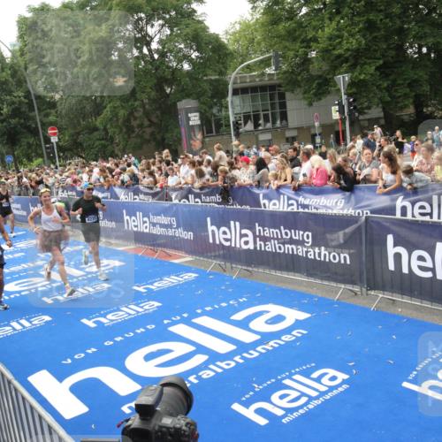 29.06.2025 - hella hamburg halbmarathon Michael Strokosch http://msf.ph/oto/8535692 29.06.2025 10:42:40 Ziel  meine-sportfotos.de