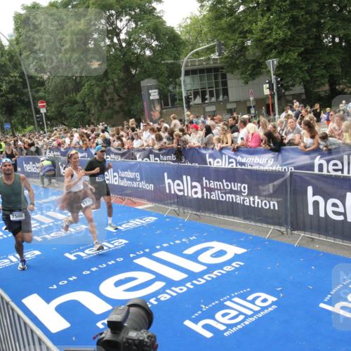 29.06.2025 - hella hamburg halbmarathon Michael Strokosch http://msf.ph/oto/8535693 29.06.2025 10:42:41 Ziel  meine-sportfotos.de