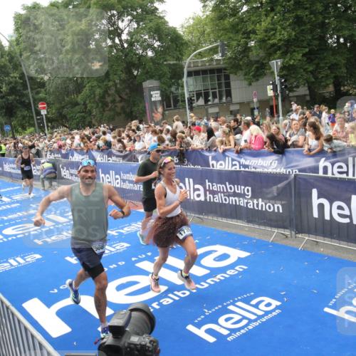 29.06.2025 - hella hamburg halbmarathon Michael Strokosch http://msf.ph/oto/8535695 29.06.2025 10:42:41 Ziel  meine-sportfotos.de