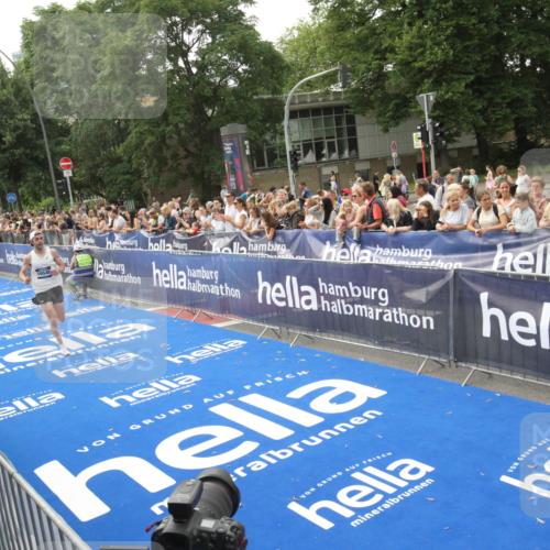 29.06.2025 - hella hamburg halbmarathon Michael Strokosch http://msf.ph/oto/8535696 29.06.2025 10:22:57 Ziel  meine-sportfotos.de