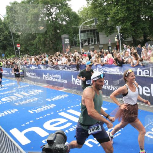 29.06.2025 - hella hamburg halbmarathon Michael Strokosch http://msf.ph/oto/8535698 29.06.2025 10:42:41 Ziel  meine-sportfotos.de