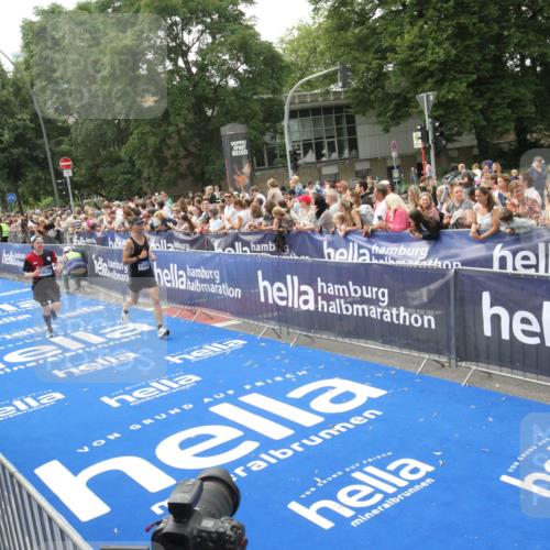 29.06.2025 - hella hamburg halbmarathon Michael Strokosch http://msf.ph/oto/8535700 29.06.2025 10:42:42 Ziel  meine-sportfotos.de