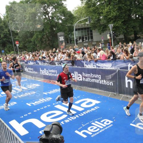 29.06.2025 - hella hamburg halbmarathon Michael Strokosch http://msf.ph/oto/8535705 29.06.2025 10:42:44 Ziel  meine-sportfotos.de