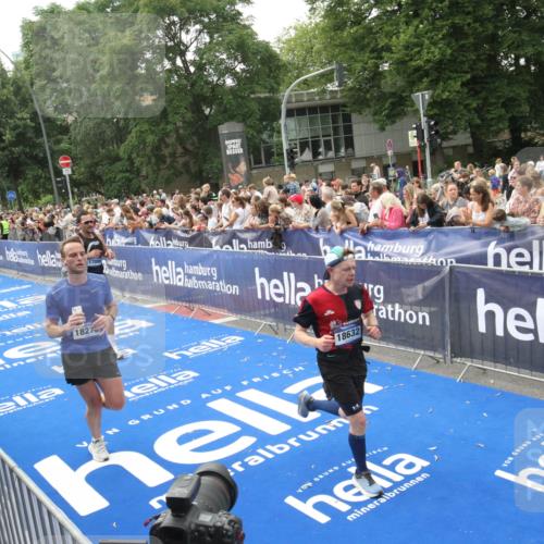 29.06.2025 - hella hamburg halbmarathon Michael Strokosch http://msf.ph/oto/8535708 29.06.2025 10:42:44 Ziel  meine-sportfotos.de