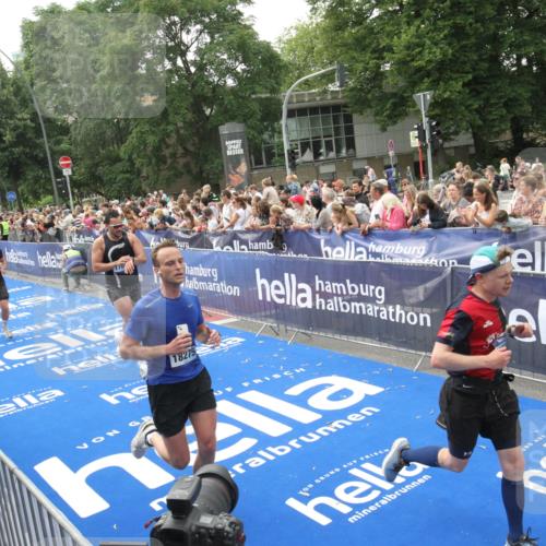 29.06.2025 - hella hamburg halbmarathon Michael Strokosch http://msf.ph/oto/8535710 29.06.2025 10:42:45 Ziel  meine-sportfotos.de