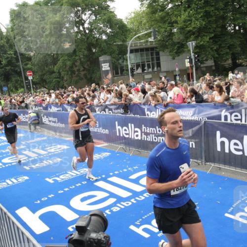 29.06.2025 - hella hamburg halbmarathon Michael Strokosch http://msf.ph/oto/8535712 29.06.2025 10:42:45 Ziel  meine-sportfotos.de