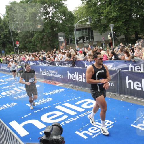 29.06.2025 - hella hamburg halbmarathon Michael Strokosch http://msf.ph/oto/8535714 29.06.2025 10:42:46 Ziel  meine-sportfotos.de