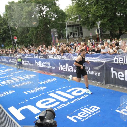 29.06.2025 - hella hamburg halbmarathon Michael Strokosch http://msf.ph/oto/8535715 29.06.2025 10:23:01 Ziel  meine-sportfotos.de