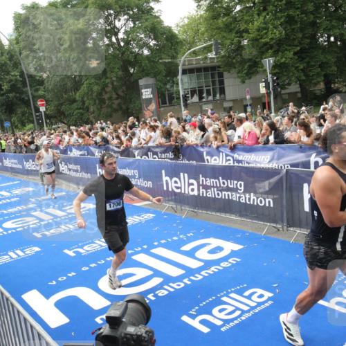 29.06.2025 - hella hamburg halbmarathon Michael Strokosch http://msf.ph/oto/8535716 29.06.2025 10:42:47 Ziel  meine-sportfotos.de