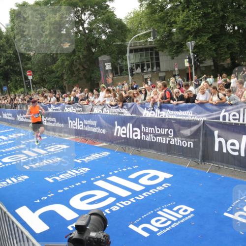 29.06.2025 - hella hamburg halbmarathon Michael Strokosch http://msf.ph/oto/8535718 29.06.2025 10:23:04 Ziel  meine-sportfotos.de