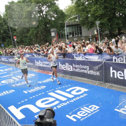 29.06.2025 - hella hamburg halbmarathon Michael Strokosch http://msf.ph/oto/8535719 29.06.2025 10:42:48 Ziel  meine-sportfotos.de