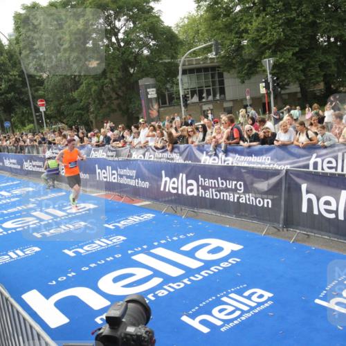 29.06.2025 - hella hamburg halbmarathon Michael Strokosch http://msf.ph/oto/8535720 29.06.2025 10:23:04 Ziel  meine-sportfotos.de