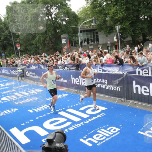 29.06.2025 - hella hamburg halbmarathon Michael Strokosch http://msf.ph/oto/8535721 29.06.2025 10:42:49 Ziel  meine-sportfotos.de