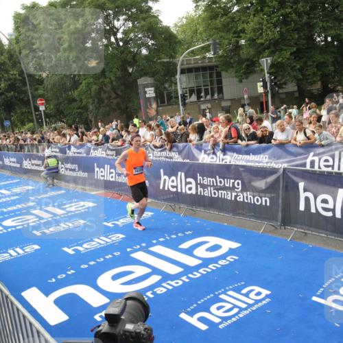 29.06.2025 - hella hamburg halbmarathon Michael Strokosch http://msf.ph/oto/8535724 29.06.2025 10:23:05 Ziel  meine-sportfotos.de