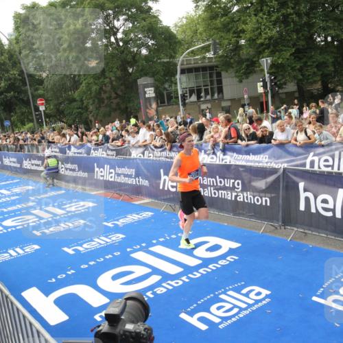 29.06.2025 - hella hamburg halbmarathon Michael Strokosch http://msf.ph/oto/8535727 29.06.2025 10:23:05 Ziel  meine-sportfotos.de
