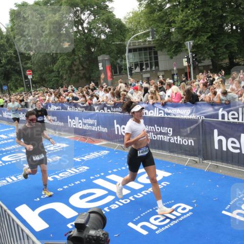 29.06.2025 - hella hamburg halbmarathon Michael Strokosch http://msf.ph/oto/8535730 29.06.2025 10:42:53 Ziel  meine-sportfotos.de