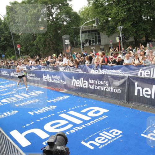 29.06.2025 - hella hamburg halbmarathon Michael Strokosch http://msf.ph/oto/8535731 29.06.2025 10:23:06 Ziel  meine-sportfotos.de