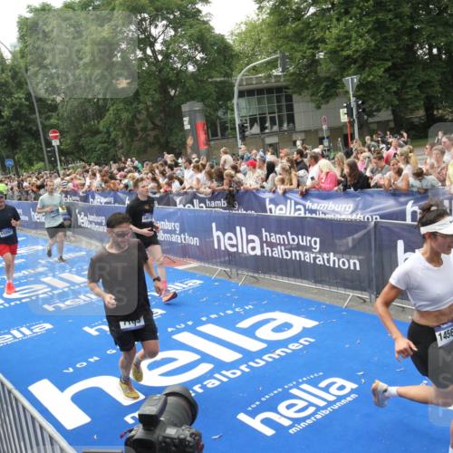 29.06.2025 - hella hamburg halbmarathon Michael Strokosch http://msf.ph/oto/8535732 29.06.2025 10:42:54 Ziel  meine-sportfotos.de