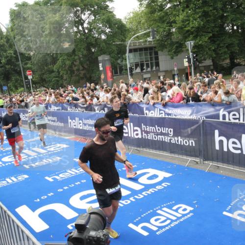 29.06.2025 - hella hamburg halbmarathon Michael Strokosch http://msf.ph/oto/8535734 29.06.2025 10:42:54 Ziel  meine-sportfotos.de