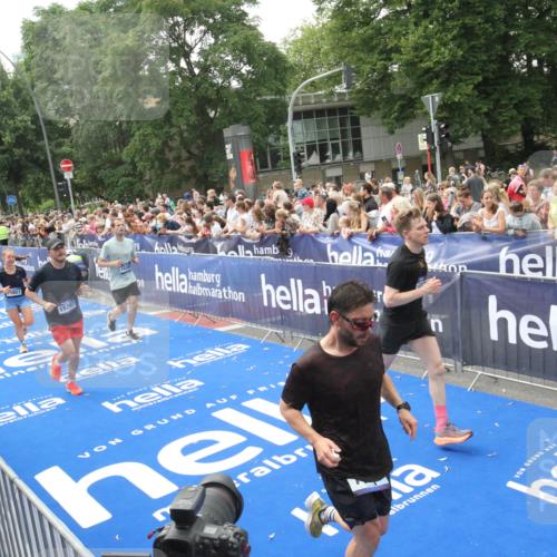 29.06.2025 - hella hamburg halbmarathon Michael Strokosch http://msf.ph/oto/8535736 29.06.2025 10:42:55 Ziel  meine-sportfotos.de