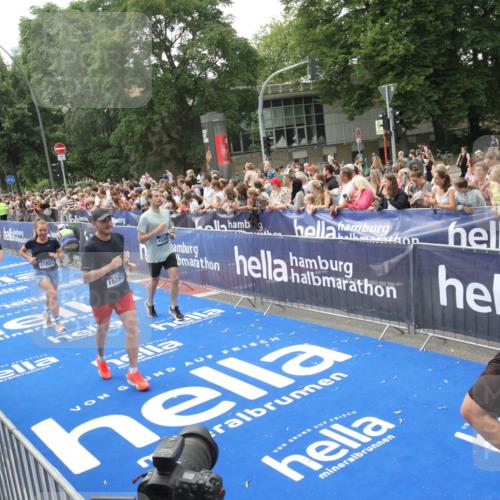 29.06.2025 - hella hamburg halbmarathon Michael Strokosch http://msf.ph/oto/8535739 29.06.2025 10:42:55 Ziel  meine-sportfotos.de