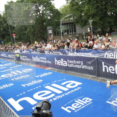 29.06.2025 - hella hamburg halbmarathon Michael Strokosch http://msf.ph/oto/8535740 29.06.2025 10:23:08 Ziel  meine-sportfotos.de