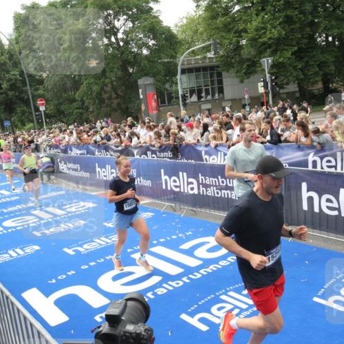 29.06.2025 - hella hamburg halbmarathon Michael Strokosch http://msf.ph/oto/8535741 29.06.2025 10:42:56 Ziel  meine-sportfotos.de