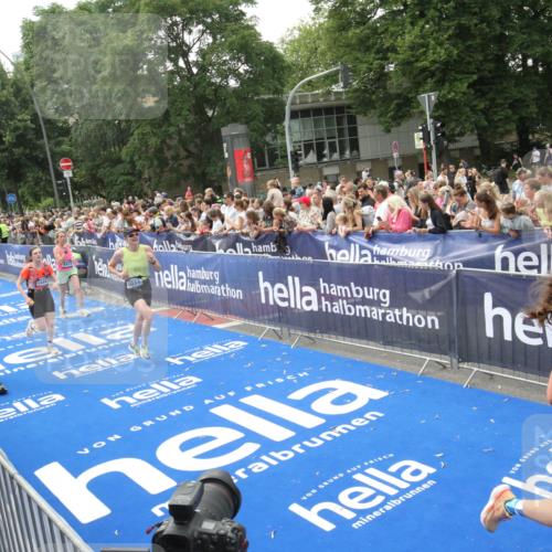 29.06.2025 - hella hamburg halbmarathon Michael Strokosch http://msf.ph/oto/8535743 29.06.2025 10:42:57 Ziel  meine-sportfotos.de