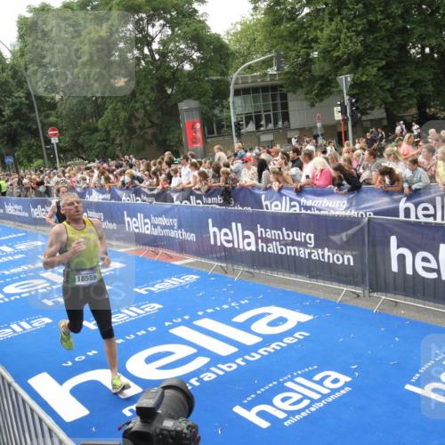 29.06.2025 - hella hamburg halbmarathon Michael Strokosch http://msf.ph/oto/8535753 29.06.2025 10:43:00 Ziel  meine-sportfotos.de