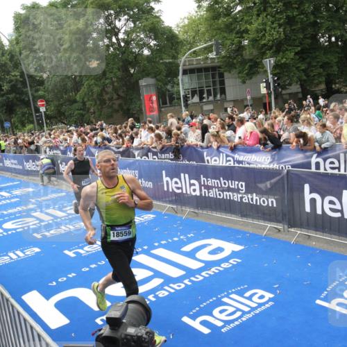 29.06.2025 - hella hamburg halbmarathon Michael Strokosch http://msf.ph/oto/8535755 29.06.2025 10:43:00 Ziel  meine-sportfotos.de