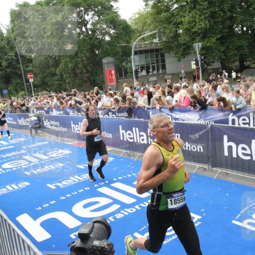 29.06.2025 - hella hamburg halbmarathon Michael Strokosch http://msf.ph/oto/8535757 29.06.2025 10:43:00 Ziel  meine-sportfotos.de