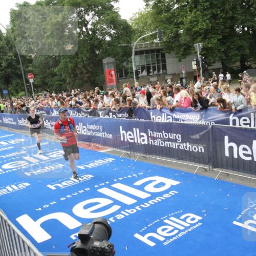 29.06.2025 - hella hamburg halbmarathon Michael Strokosch http://msf.ph/oto/8535758 29.06.2025 10:43:02 Ziel  meine-sportfotos.de