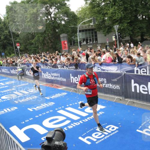 29.06.2025 - hella hamburg halbmarathon Michael Strokosch http://msf.ph/oto/8535761 29.06.2025 10:43:02 Ziel  meine-sportfotos.de