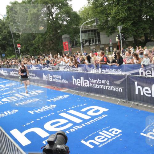 29.06.2025 - hella hamburg halbmarathon Michael Strokosch http://msf.ph/oto/8535764 29.06.2025 10:23:29 Ziel  meine-sportfotos.de