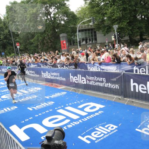 29.06.2025 - hella hamburg halbmarathon Michael Strokosch http://msf.ph/oto/8535765 29.06.2025 10:43:04 Ziel  meine-sportfotos.de