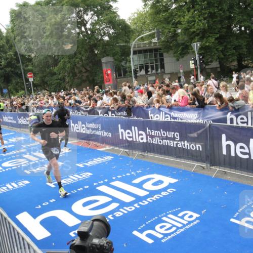 29.06.2025 - hella hamburg halbmarathon Michael Strokosch http://msf.ph/oto/8535766 29.06.2025 10:43:05 Ziel  meine-sportfotos.de