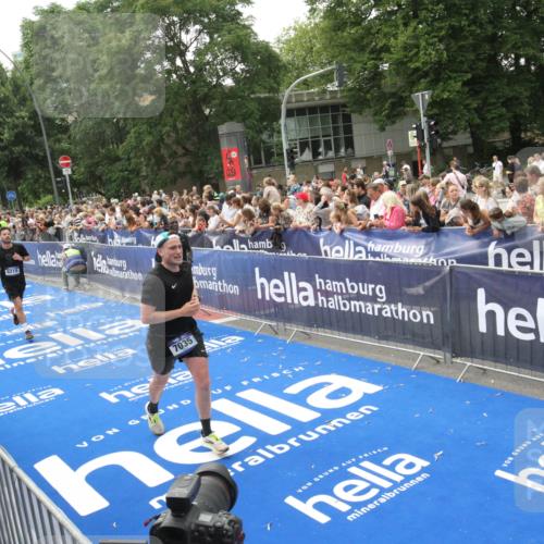 29.06.2025 - hella hamburg halbmarathon Michael Strokosch http://msf.ph/oto/8535768 29.06.2025 10:43:05 Ziel  meine-sportfotos.de