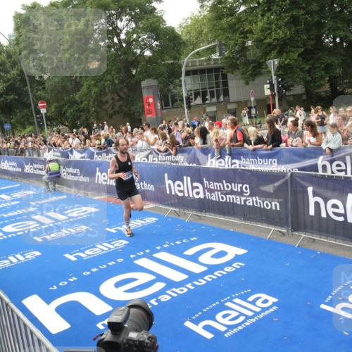29.06.2025 - hella hamburg halbmarathon Michael Strokosch http://msf.ph/oto/8535769 29.06.2025 10:23:29 Ziel  meine-sportfotos.de