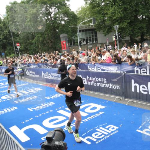 29.06.2025 - hella hamburg halbmarathon Michael Strokosch http://msf.ph/oto/8535770 29.06.2025 10:43:06 Ziel  meine-sportfotos.de