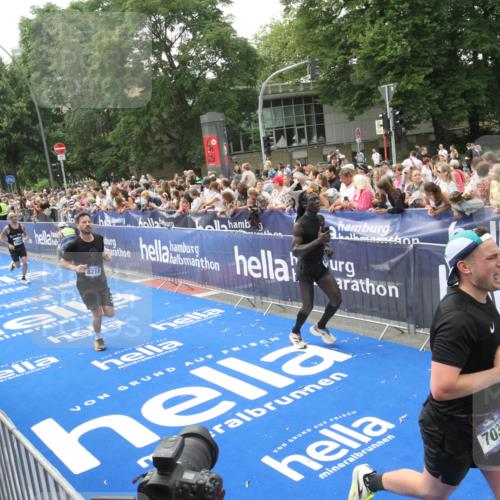 29.06.2025 - hella hamburg halbmarathon Michael Strokosch http://msf.ph/oto/8535772 29.06.2025 10:43:06 Ziel  meine-sportfotos.de