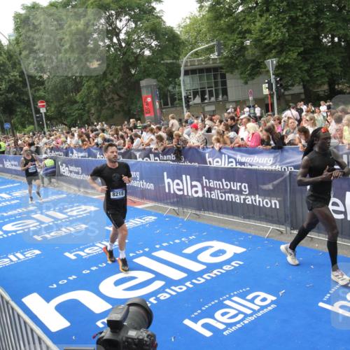 29.06.2025 - hella hamburg halbmarathon Michael Strokosch http://msf.ph/oto/8535774 29.06.2025 10:43:06 Ziel  meine-sportfotos.de