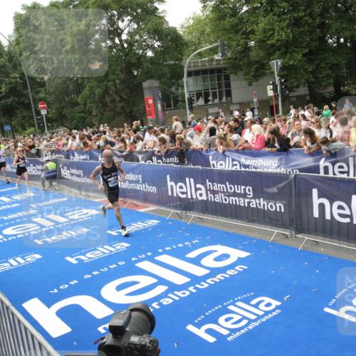 29.06.2025 - hella hamburg halbmarathon Michael Strokosch http://msf.ph/oto/8535778 29.06.2025 10:43:08 Ziel  meine-sportfotos.de