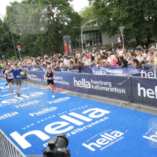 29.06.2025 - hella hamburg halbmarathon Michael Strokosch http://msf.ph/oto/8535780 29.06.2025 10:43:09 Ziel  meine-sportfotos.de