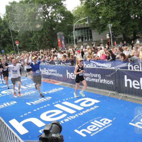 29.06.2025 - hella hamburg halbmarathon Michael Strokosch http://msf.ph/oto/8535785 29.06.2025 10:43:10 Ziel  meine-sportfotos.de